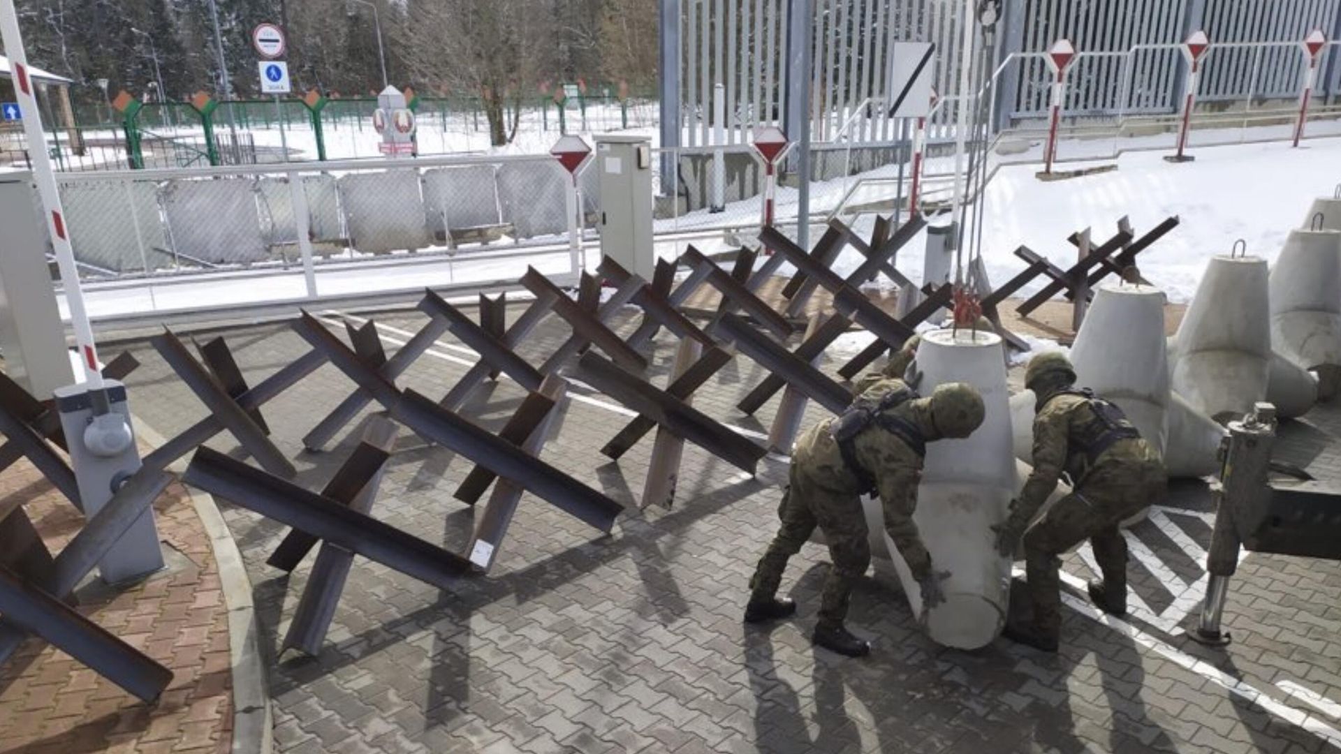 Польские военные расставляют противотанковые ежи на дорогах, ведущих из Белоруссии Польские военные расставляют противотанковые ежи на дорогах, ведущих из Белоруссии - РИА Новости, 1920, 09.03.2023