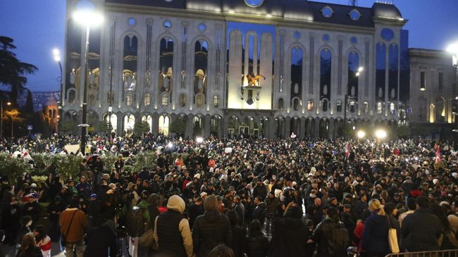 Участники акции протеста у здания парламента Грузии на проспекте Руставели в центре Тбилиси