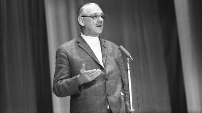 Советский писатель, поэт, баснописец, драматург, председатель правления Союза писателей РСФСР Сергей Владимирович Михалков