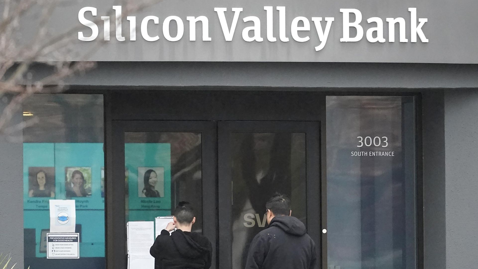 Люди возле банка Silicon Valley в Санта-Кларе, штат Калифорния Люди возле банка Silicon Valley в Санта-Кларе, штат Калифорния - РИА Новости, 1920, 17.03.2023