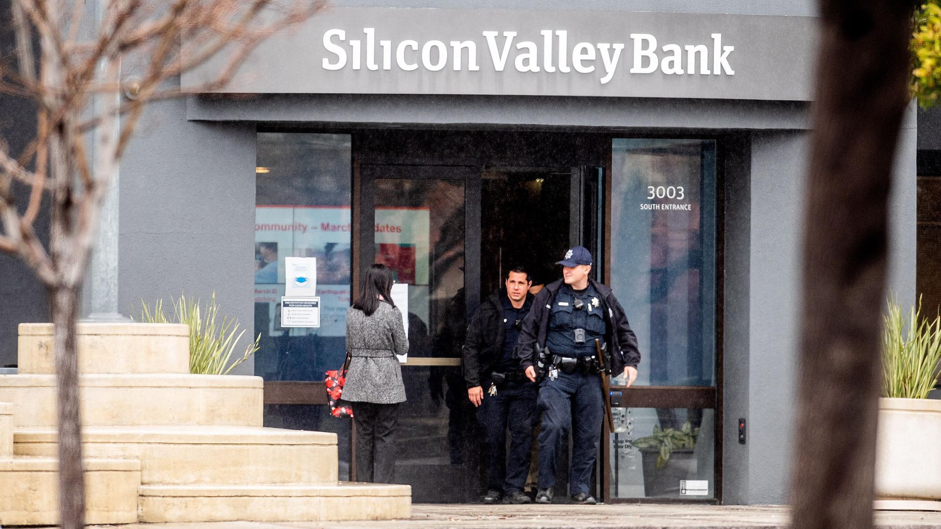 Полиция возле банка Silicon Valley в Санта-Кларе, Калифорния Полиция возле банка Silicon Valley в Санта-Кларе, Калифорния - РИА Новости, 1920, 11.03.2023