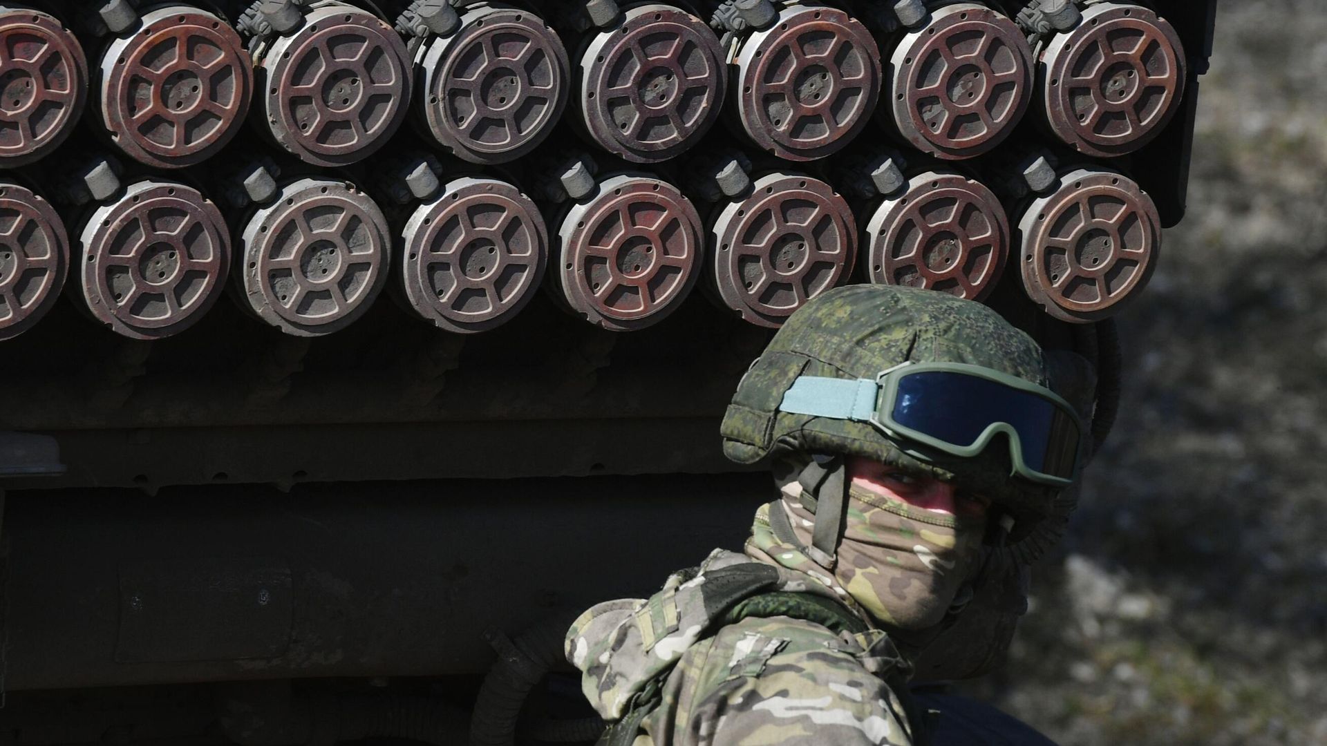 Военнослужащий Вооруженных сил России у реактивной системы залпового огня Торнадо-Г в зоне СВО Военнослужащий Вооруженных сил России у реактивной системы залпового огня Торнадо-Г в зоне СВО - РИА Новости, 1920, 28.07.2024