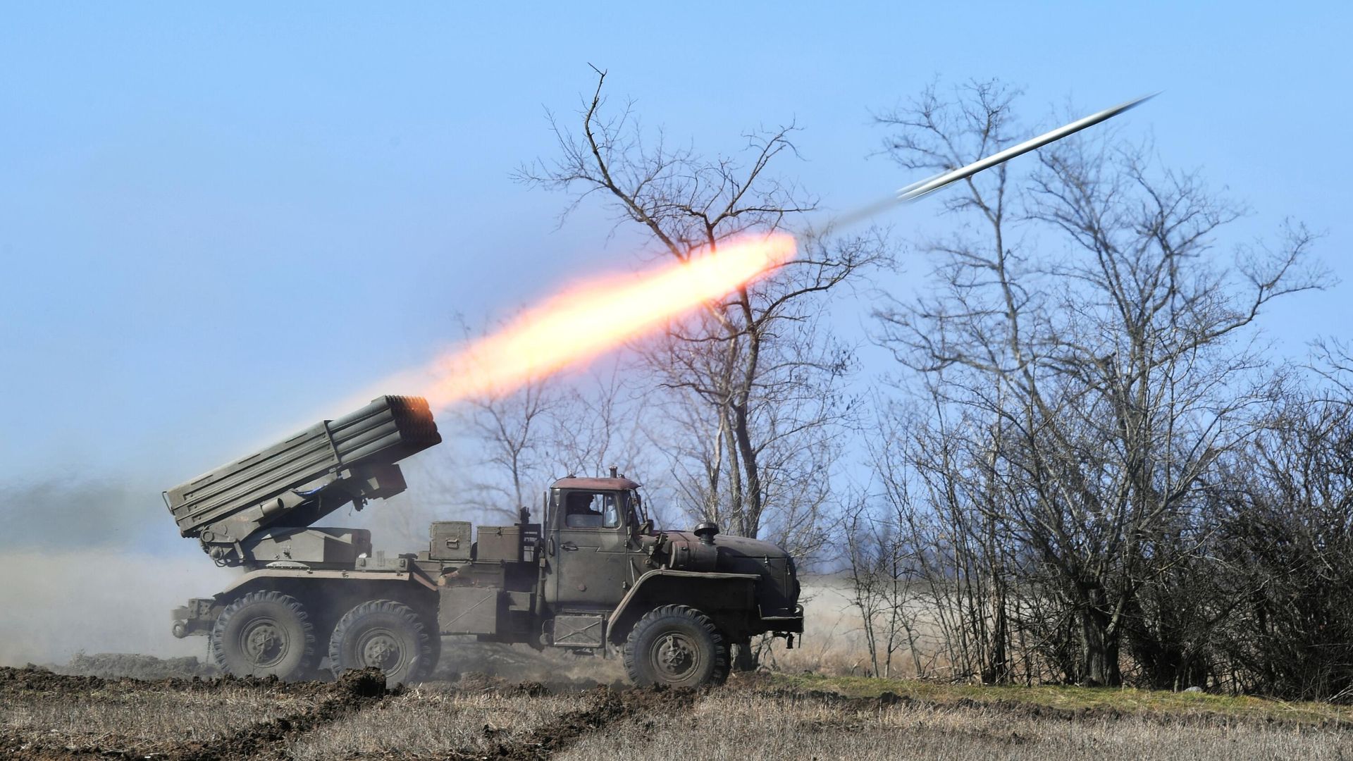 Боевая стрельба из реактивной системы залпового огня Торнадо-Г Боевая стрельба из реактивной системы залпового огня Торнадо-Г - РИА Новости, 1920, 12.04.2023