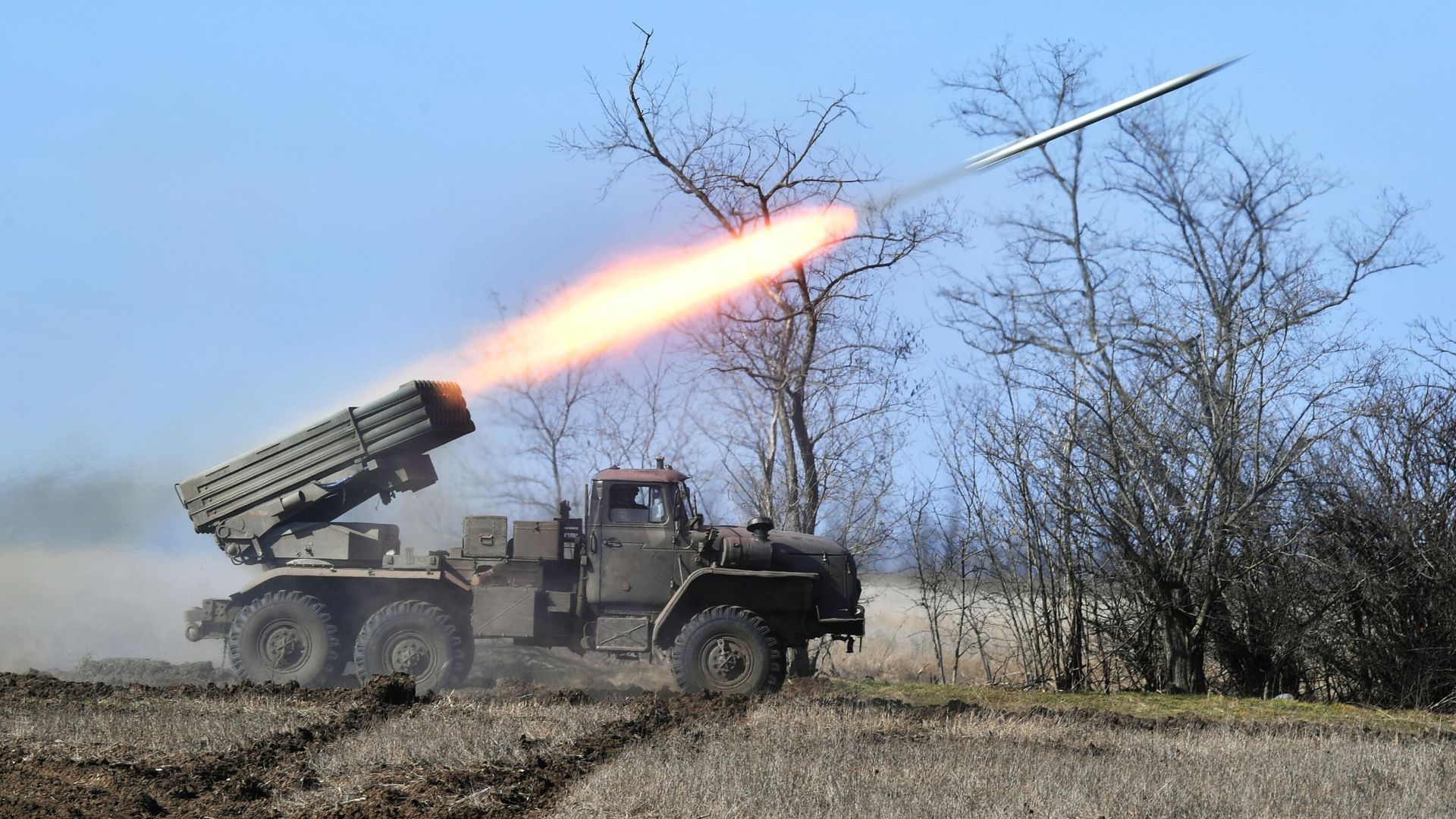 Боевая стрельба из реактивной системы залпового огня Торнадо-Г Боевая стрельба из реактивной системы залпового огня Торнадо-Г - РИА Новости, 1920, 03.10.2026