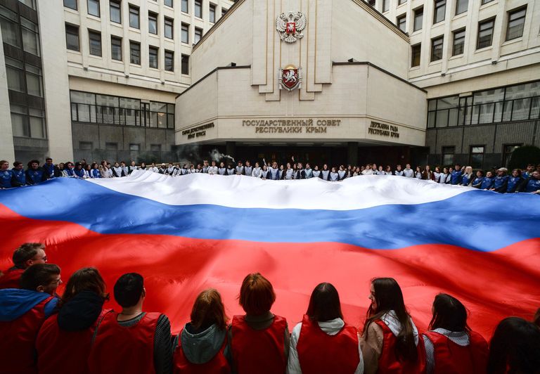 Участники акции, посвященной Дню воссоединения Крыма с Россией, на площадке перед Госсоветом Республики Крым Участники акции, посвященной Дню воссоединения Крыма с Россией, на площадке перед Госсоветом Республики Крым