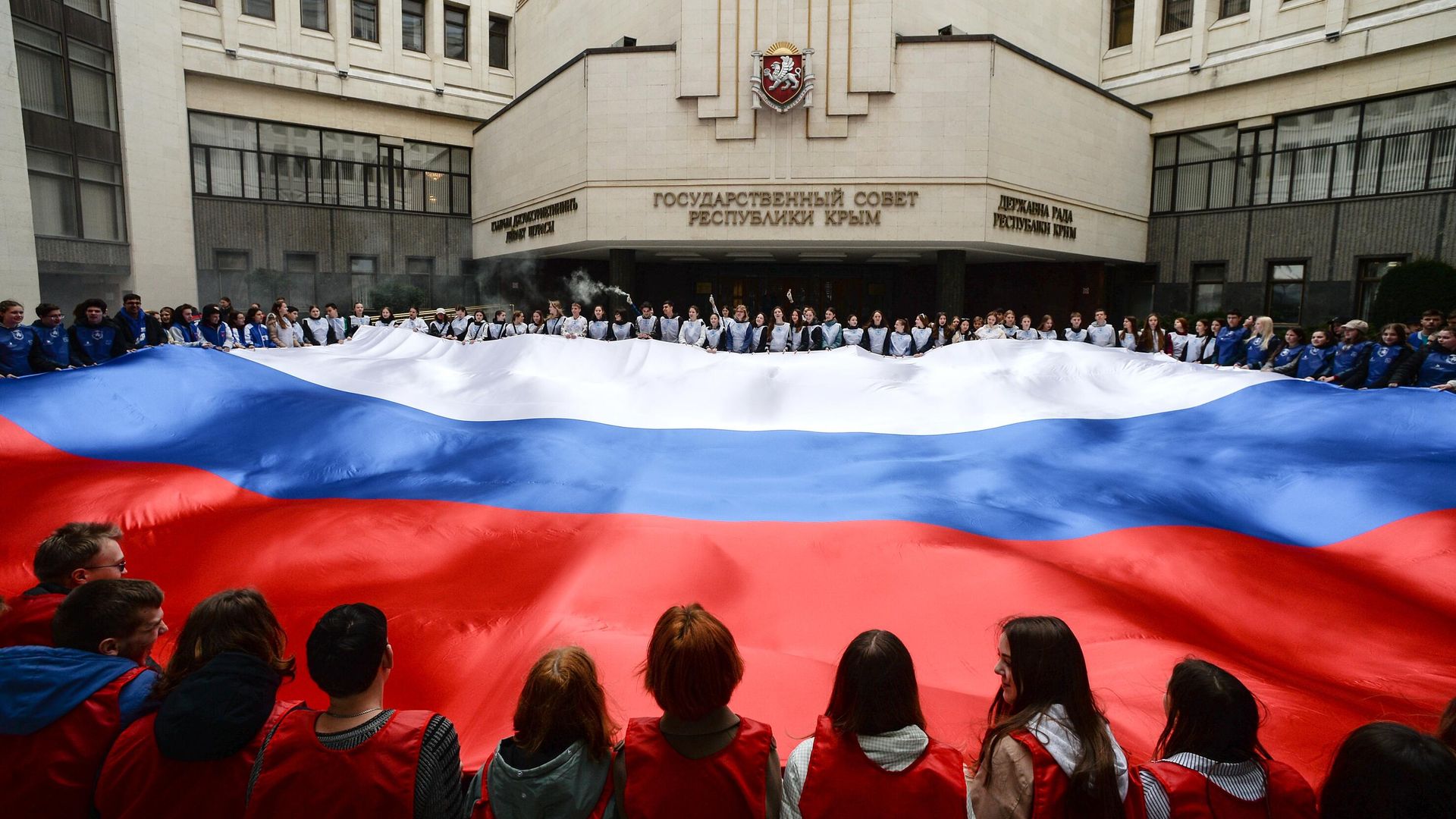 Участники акции, посвященной Дню воссоединения Крыма с Россией, на площадке перед Госсоветом Республики Крым - РИА Новости, 1920, 19.03.2025