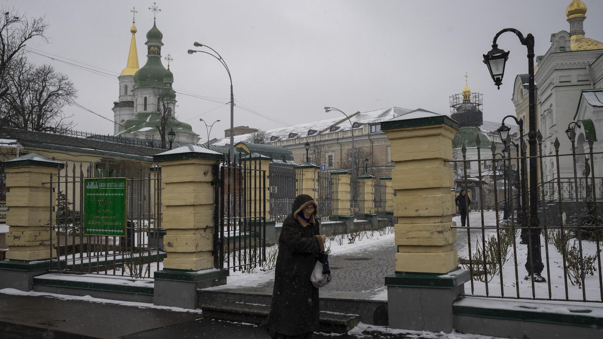 Женщина проходит мимо Киево-Печерской лавры в Киеве Женщина проходит мимо Киево-Печерской лавры в Киеве - РИА Новости, 1920, 24.03.2023