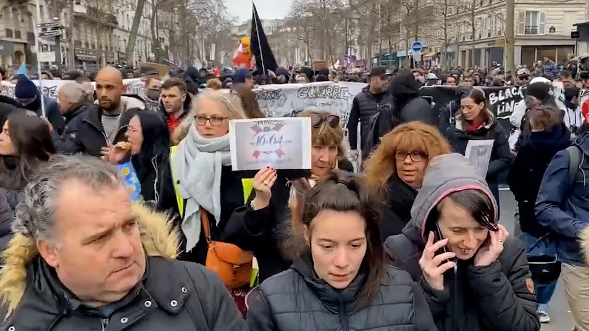 Слезоточивый газ и файеры: митинг против пенсионной реформы в Париже Слезоточивый газ и файеры: митинг против пенсионной реформы в Париже - РИА Новости, 1920, 11.03.2023
