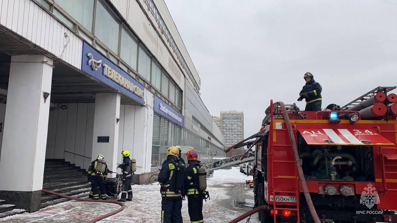 На месте пожара в здании на улице Академика Королева в Москве На месте пожара в здании на улице Академика Королева в Москве - РИА Новости, 1920, 11.03.2023