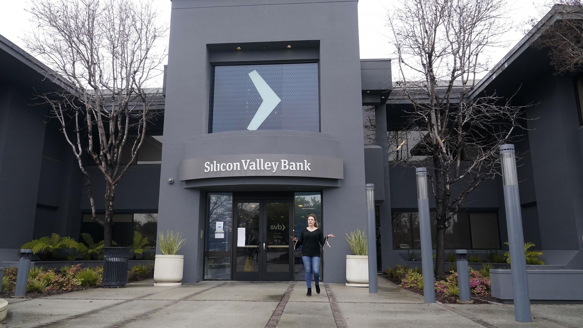 Сотрудница возле банка Silicon Valley в Санта-Кларе, Калифорния Сотрудница возле банка Silicon Valley в Санта-Кларе, Калифорния - РИА Новости, 1920, 13.03.2023