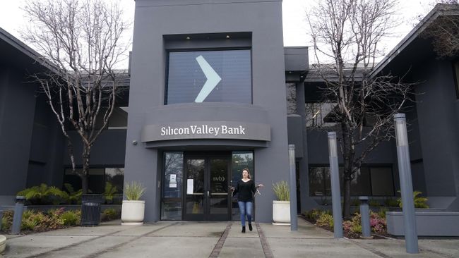 Сотрудница возле банка Silicon Valley в Санта-Кларе, Калифорния