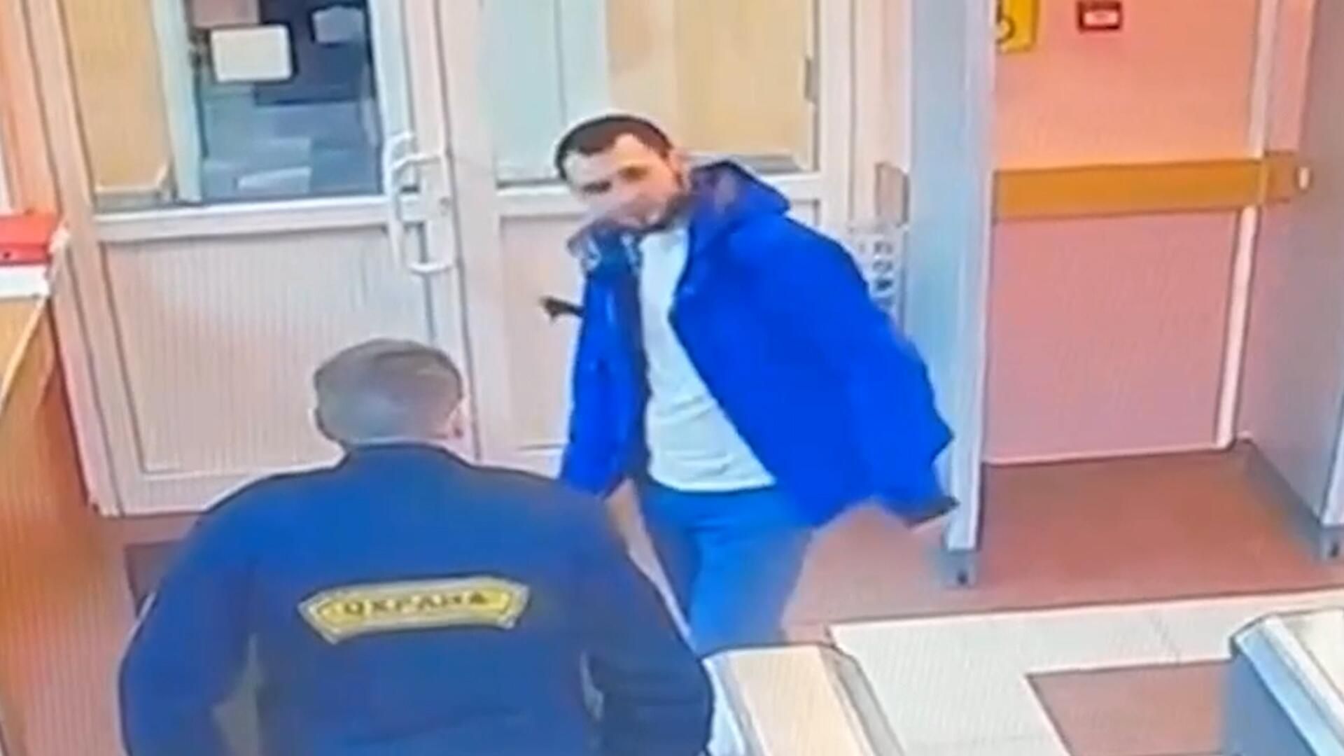 Кадры задержания мужчины, пытавшегося проникнуть в школу с пистолетом Кадры задержания мужчины, пытавшегося проникнуть в школу с пистолетом - РИА Новости, 1920, 11.03.2023