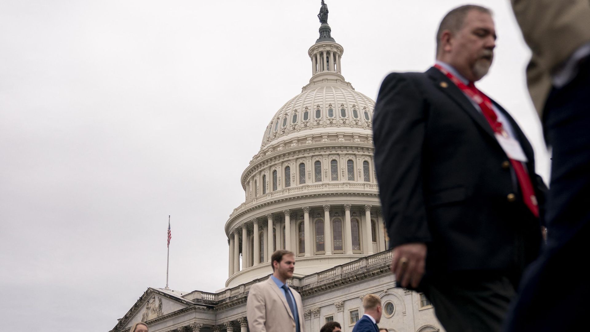 Посетители проходят мимо Капитолия США в Вашингтоне Посетители проходят мимо Капитолия США в Вашингтоне - РИА Новости, 1920, 12.03.2023