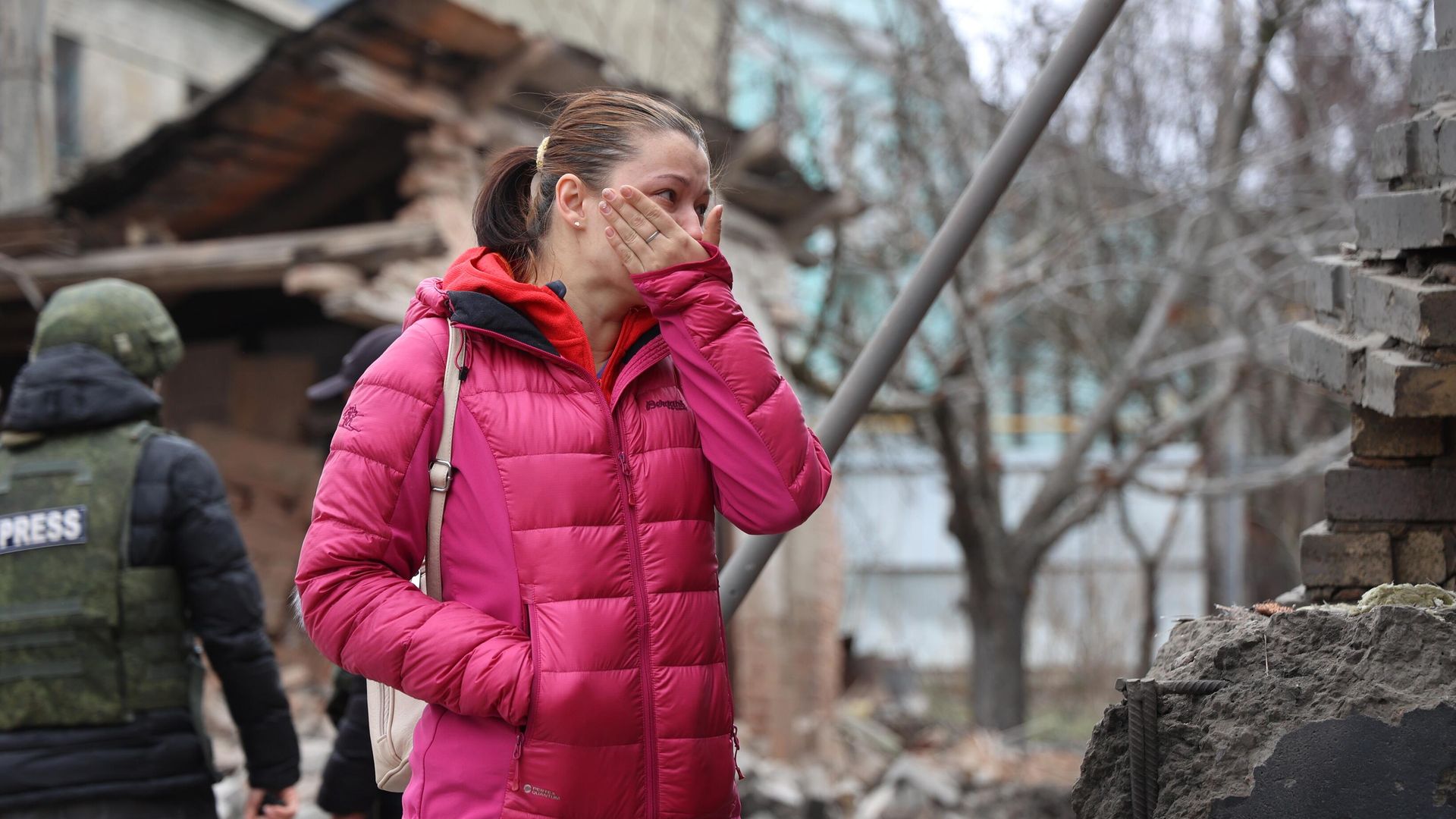 Женщина возле своего дома, поврежденного в результате обстрела Донецка со стороны ВСУ Женщина возле своего дома, поврежденного в результате обстрела Донецка со стороны ВСУ - РИА Новости, 1920, 14.03.2023