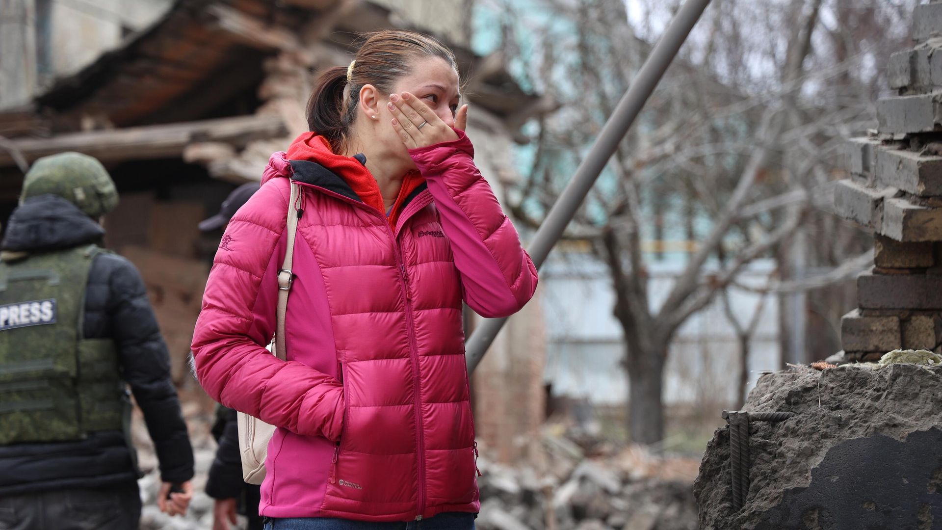 Женщина возле своего дома, поврежденного в результате обстрела Донецка со стороны ВСУ Женщина возле своего дома, поврежденного в результате обстрела Донецка со стороны ВСУ - РИА Новости, 1920, 14.03.2023