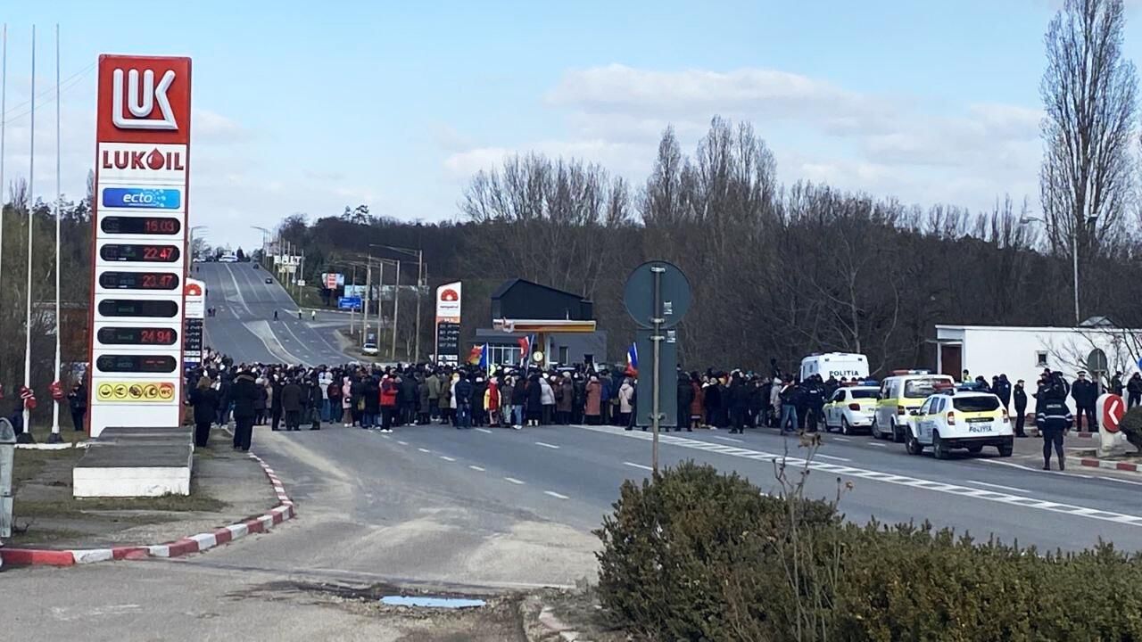 Протестующие, которых высадили из автобуса, блокируют въезд в город Бельцы, Молдавия Протестующие, которых высадили из автобуса, блокируют въезд в город Бельцы, Молдавия - РИА Новости, 1920, 12.03.2023
