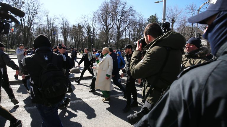 Вице-председатель партии Шор Марина Таубер во время акции протеста оппозиции в центре Кишинева Вице-председатель партии Шор Марина Таубер во время акции протеста оппозиции в центре Кишинева