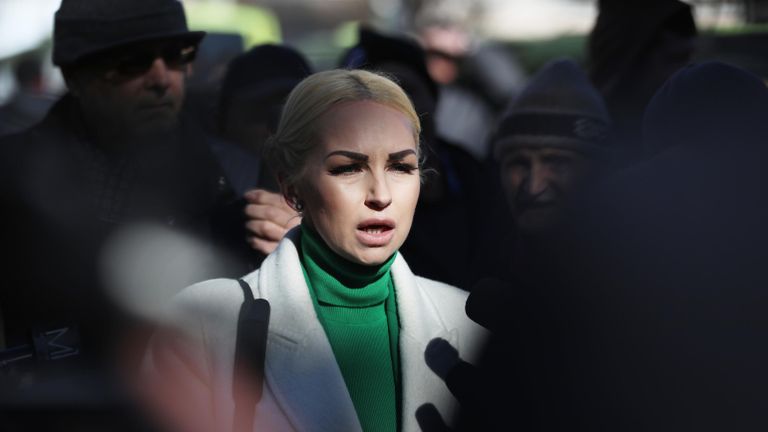 Вице-председатель партии Шор Марина Таубер дает интервью во время акции протеста оппозиции в центре Кишинева Вице-председатель партии Шор Марина Таубер дает интервью во время акции протеста оппозиции в центре Кишинева