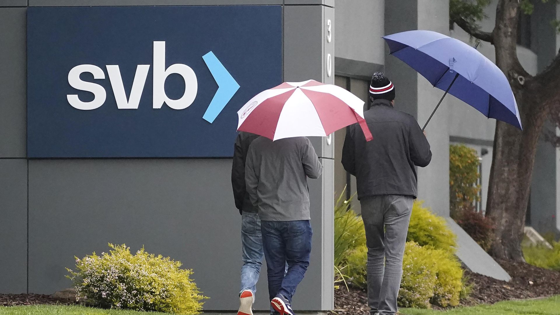 Люди проходят штаб-квартиры Silicon Valley Bank в Санта-Кларе, Калифорния Люди проходят штаб-квартиры Silicon Valley Bank в Санта-Кларе, Калифорния - РИА Новости, 1920, 13.03.2023
