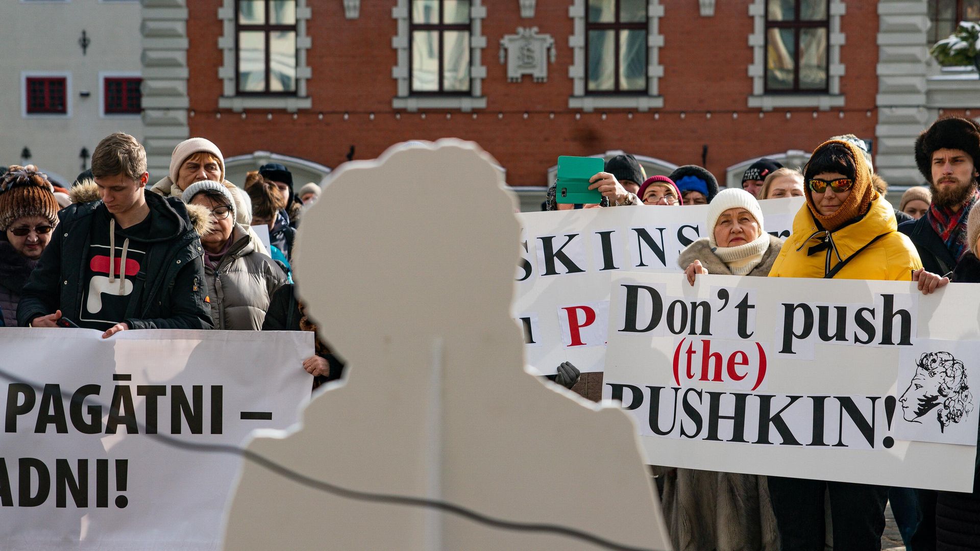 Участники митинга за сохранение памятника поэту Александру Пушкину на Ратушной площади в Риге Участники митинга за сохранение памятника поэту Александру Пушкину на Ратушной площади в Риге - РИА Новости, 1920, 16.12.2025