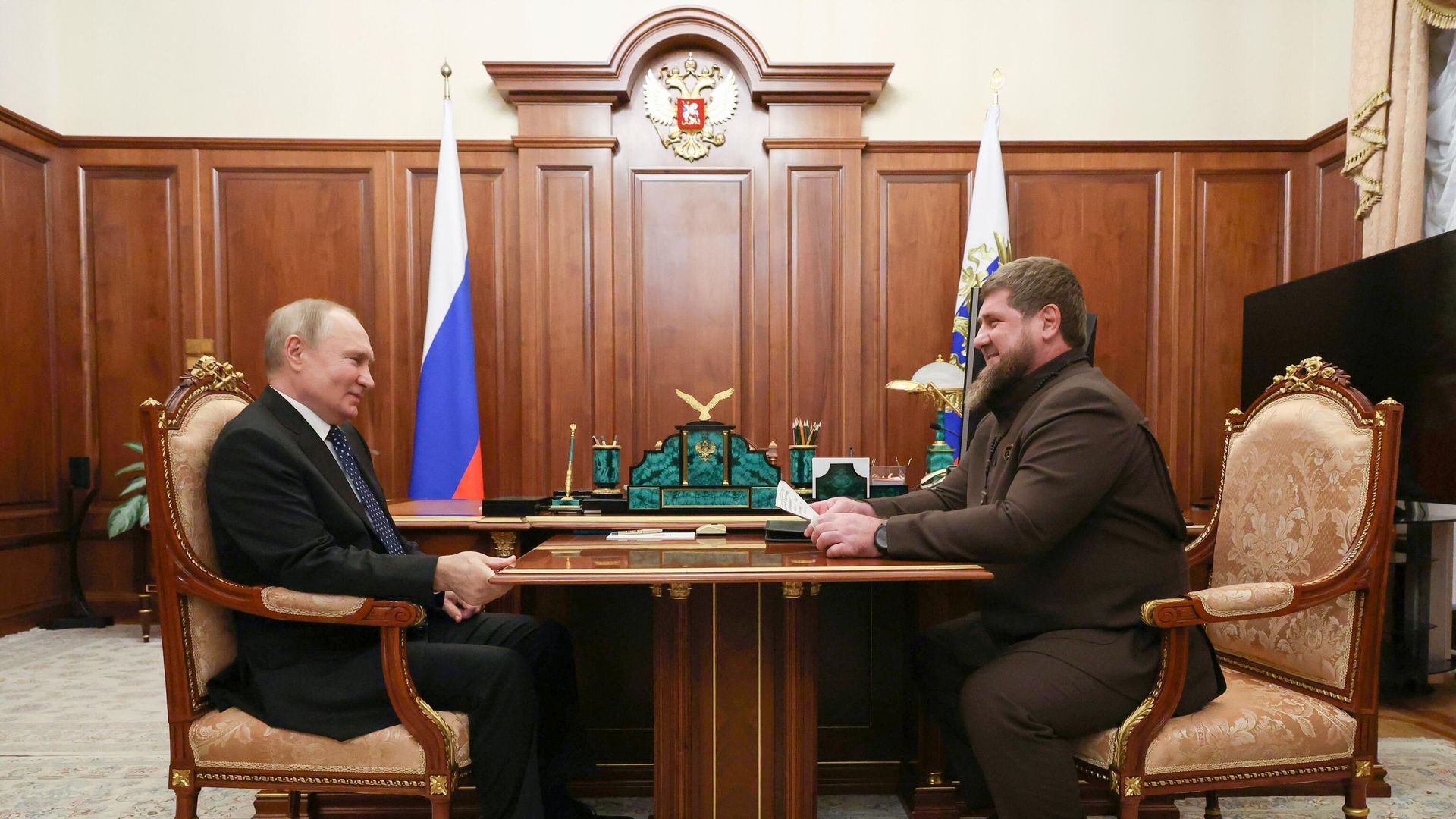 Президент РФ Владимир Путин и глава Чеченской Республики Рамзан Кадыров во время встречи Президент РФ Владимир Путин и глава Чеченской Республики Рамзан Кадыров во время встречи - РИА Новости, 1920, 13.03.2023