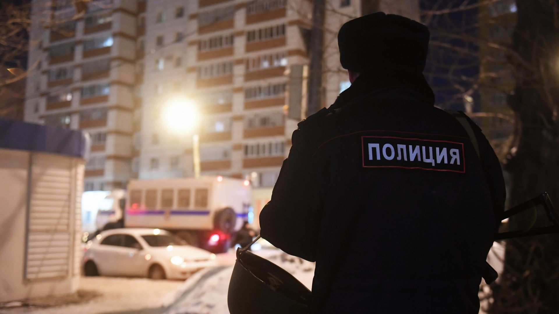Сотрудник правоохранительных органов у одного из жилых домов - РИА Новости, 1920, 23.12.2025