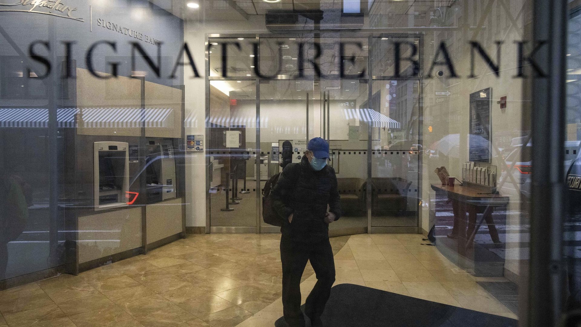 Посетитель в отделении Signature Bank в Нью-Йорке - РИА Новости, 1920, 22.03.2023