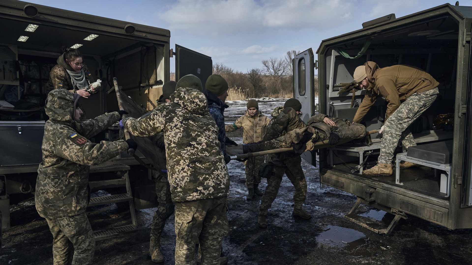 Медики транспортируют раненного украинского военного Медики транспортируют раненного украинского военного - РИА Новости, 1920, 12.08.2026
