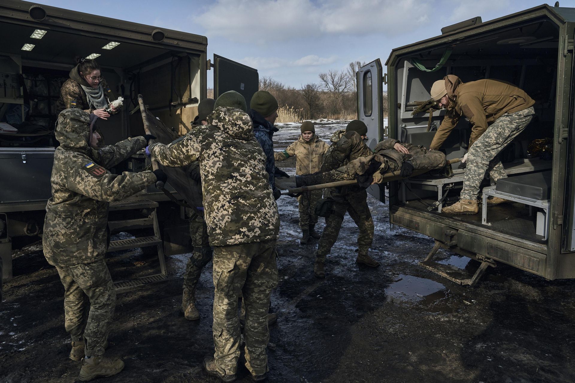 Медики транспортируют раненного украинского военного в районе Артемовска (Бахмута) Медики транспортируют раненного украинского военного в районе Артемовска (Бахмута) - РИА Новости, 1920, 13.10.2026