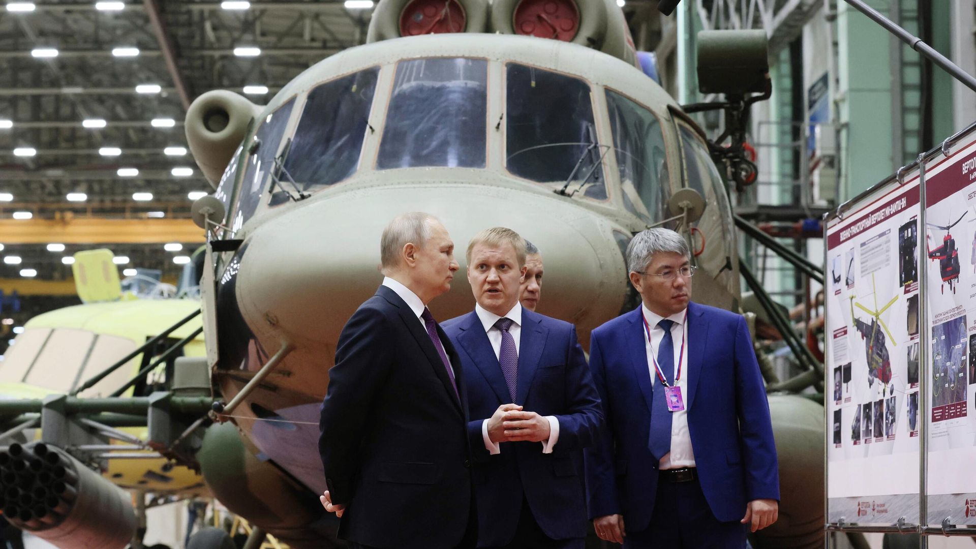Президент РФ Владимир Путин осматривает производство вертолетов на Улан-Удэнском авиационном заводе Президент РФ Владимир Путин осматривает производство вертолетов на Улан-Удэнском авиационном заводе - РИА Новости, 1920, 13.03.2024