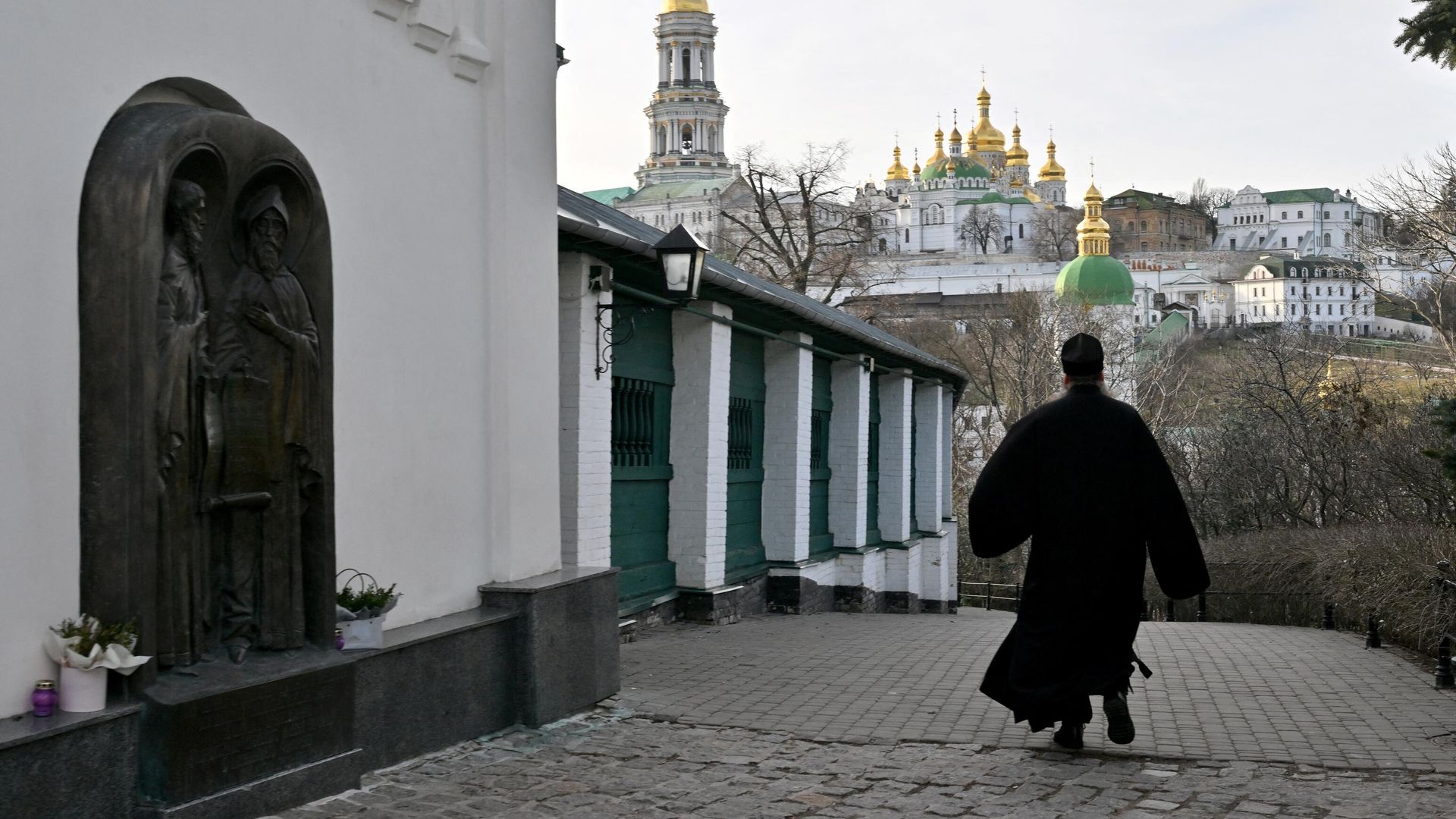 Священник на территории Киево-Печерской лавры Священник на территории Киево-Печерской лавры - РИА Новости, 1920, 15.03.2023