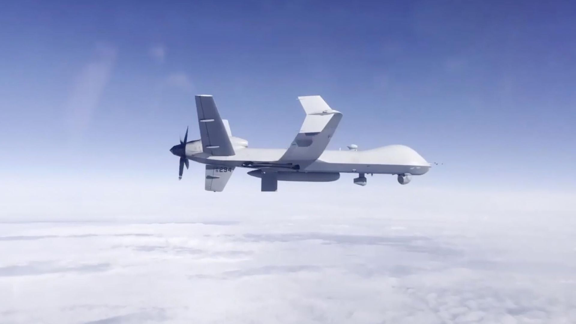 Кадр предполагаемого видео пролета российского Су-27 возле американского беспилотника MQ-9 Reaper - РИА Новости, 1920, 15.03.2023