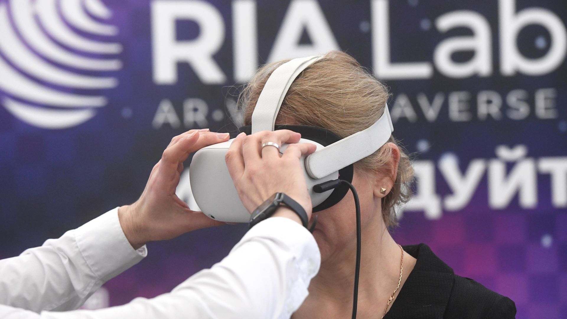 Участнице надевают очки виртуальной реальности на выставке Масштаб VR: Нюрнберг, Крузенштерн, Куликово поле Участнице надевают очки виртуальной реальности на выставке Масштаб VR: Нюрнберг, Крузенштерн, Куликово поле - РИА Новости, 1920, 16.03.2023