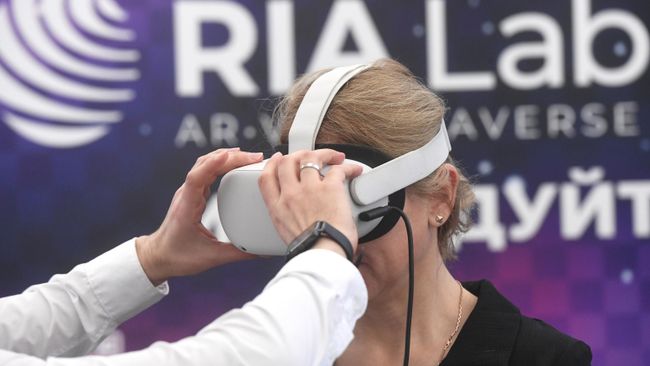 Участнице надевают очки виртуальной реальности на выставке Масштаб VR: Нюрнберг, Крузенштерн, Куликово поле