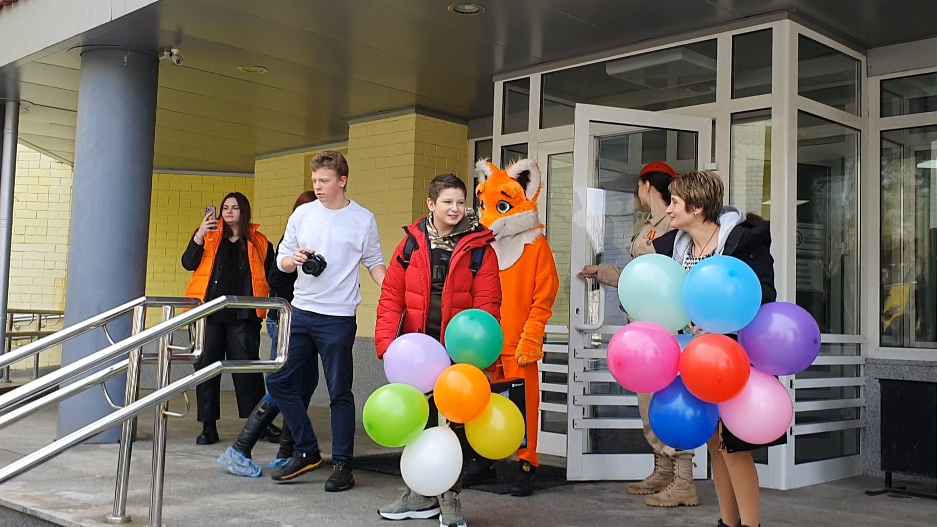 Мальчик Федор на крыльце больницы после выписки Мальчик Федор на крыльце больницы после выписки - РИА Новости, 1920, 15.03.2023