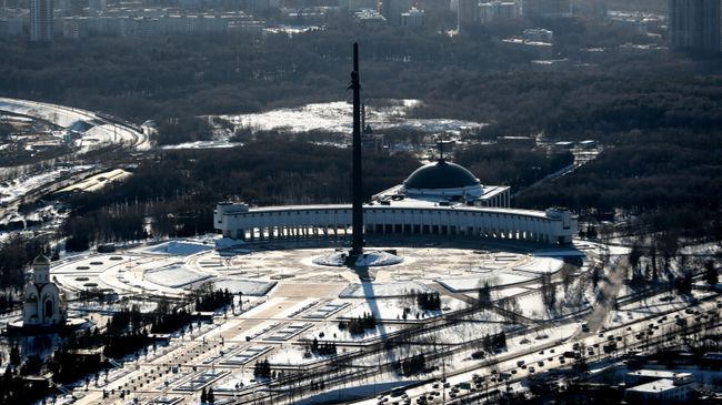 Вид на площадь Парка Победы на Поклонной горе со смотровой площадки башни Око в Московском международном деловом центре Москва-Сити