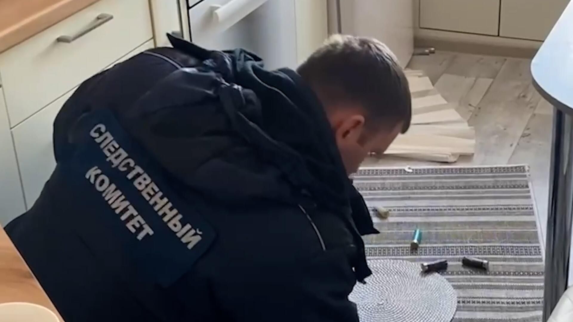 Следователи в квартире мужчины, открывшего стрельбу из окна в Вятских Полянах Следователи в квартире мужчины, открывшего стрельбу из окна в Вятских Полянах - РИА Новости, 1920, 15.03.2023