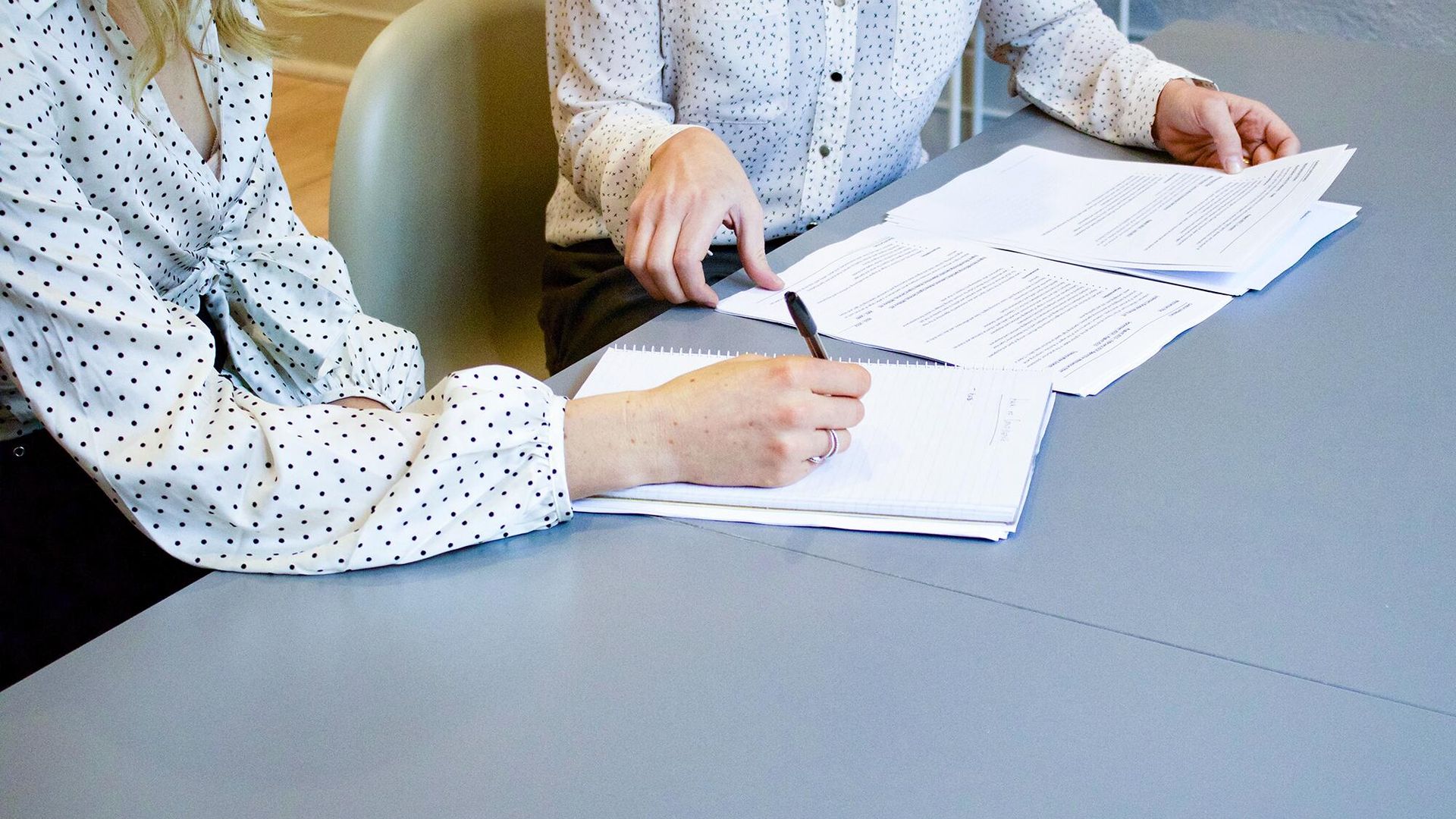 Девушка подписывает документы Девушка подписывает документы - РИА Новости, 1920, 15.03.2023