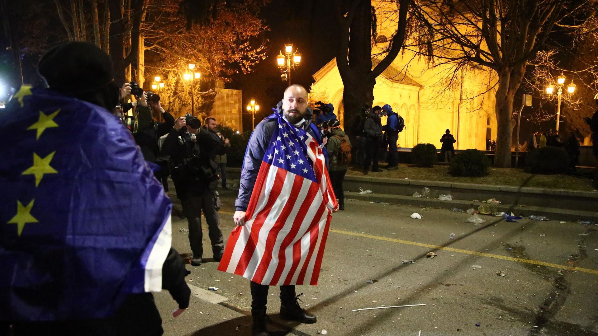 Мужчина с флагом США на протестах в Тбилиси, 9 марта 2023 года Мужчина с флагом США на протестах в Тбилиси, 9 марта 2023 года - РИА Новости, 1920, 16.03.2023