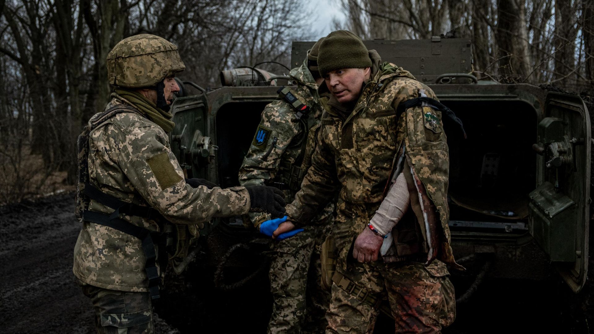 Медики эвакуируют раненого украинского солдата под Артемовском Медики эвакуируют раненого украинского солдата под Артемовском - РИА Новости, 1920, 16.03.2023