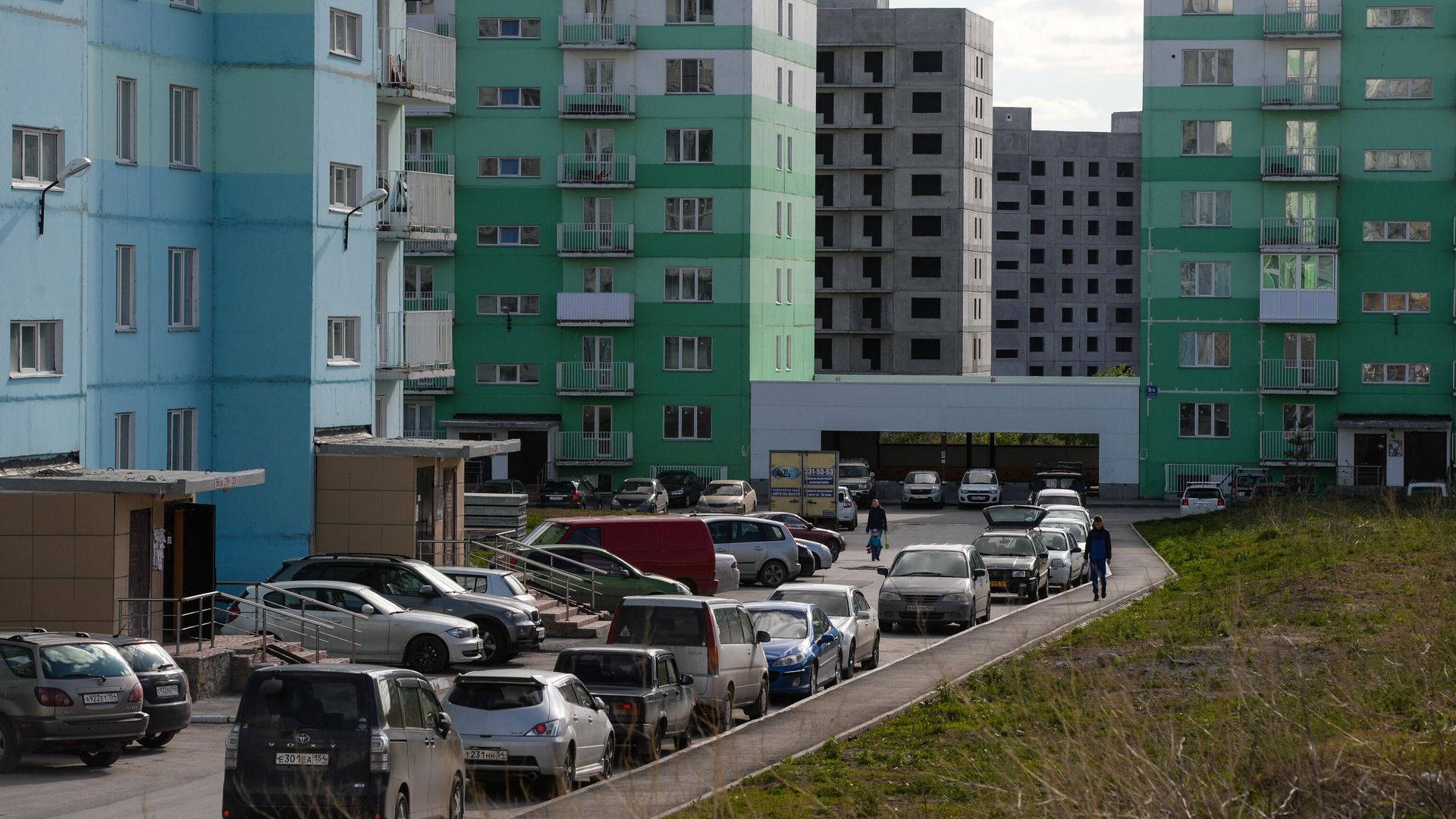 Припаркованные у дома автомобили Припаркованные у дома автомобили - РИА Новости, 1920, 22.10.2024