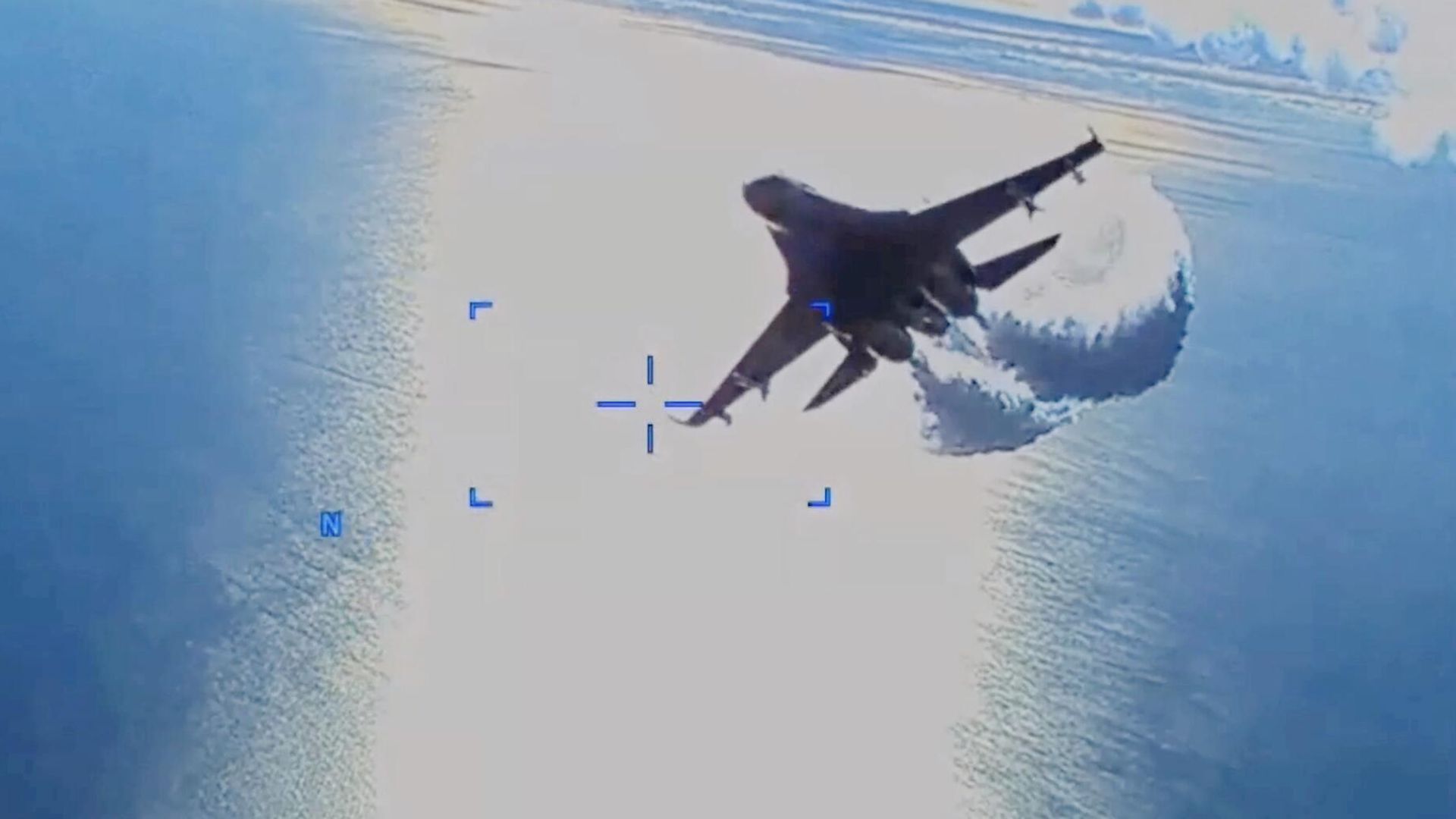 Кадр видео инцидента с упавшим в Черное море беспилотником Reaper и российским истребителем Кадр видео инцидента с упавшим в Черное море беспилотником Reaper и российским истребителем - РИА Новости, 1920, 23.03.2023