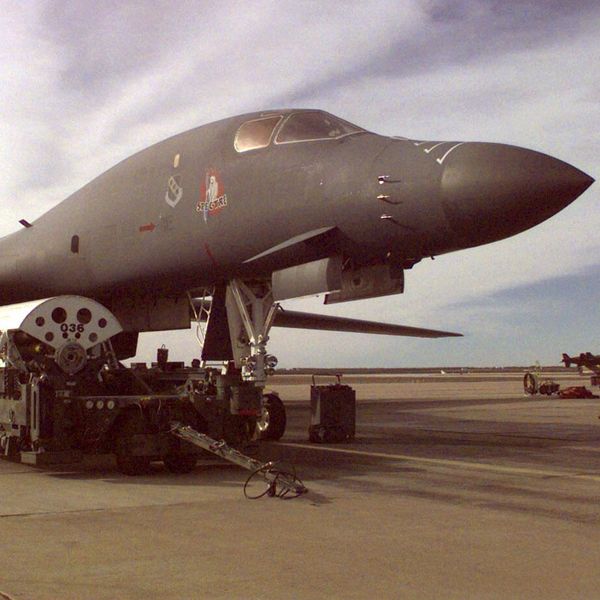 Подготовка бомбардировщика B-1B к боевому вылету во время операции Пустынный лис. 17 декабря 1998 Подготовка бомбардировщика B-1B к боевому вылету во время операции Пустынный лис. 17 декабря 1998
