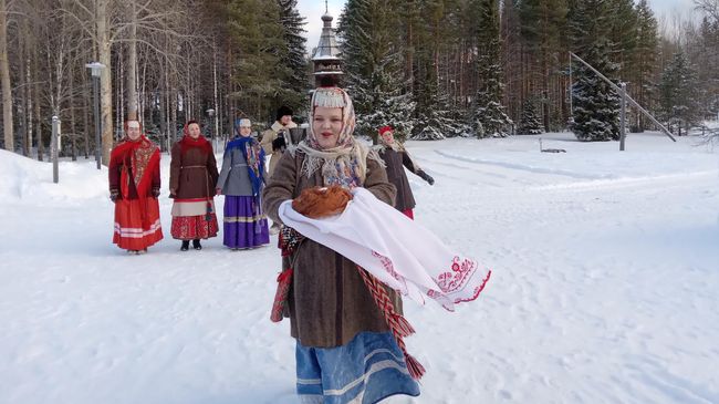В музее Малые Корелы в Архангельской области гостей встречают с хлебом, солью и песнями В музее Малые Корелы в Архангельской области гостей встречают с хлебом, солью и песнями