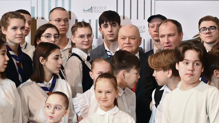 Генеральный директор Международной медиагруппы Россия сегодня Дмитрий Киселев и директор Музея Победы Александр Школьник во время совместного фотографирования в Музее Победы на Поклонной горе Генеральный директор Международной медиагруппы Россия сегодня Дмитрий Киселев и директор Музея Победы Александр Школьник во время совместного фотографирования в Музее Победы на Поклонной горе