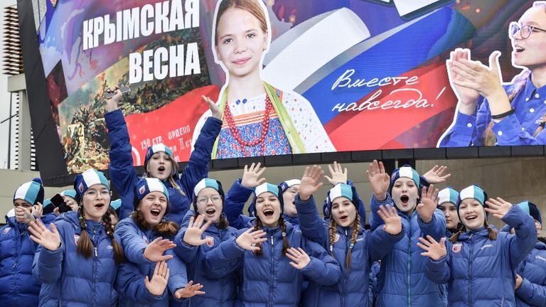 Участники праздничного митинга в честь девятой годовщины воссоединения Крыма с Россией Крымская весна - 9 лет вместе в Международном детском центре Артек в Ялте Участники праздничного митинга в честь девятой годовщины воссоединения Крыма с Россией Крымская весна - 9 лет вместе в Международном детском центре Артек в Ялте