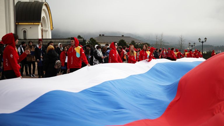 Участники акции, посвященной Дню воссоединения Крыма с Россией, на площади у Собора Андрея Первозданного в Геленджике Участники акции, посвященной Дню воссоединения Крыма с Россией, на площади у Собора Андрея Первозданного в Геленджике