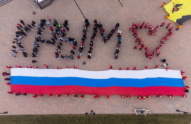 Участники акции, посвященной Дню воссоединения Крыма с Россией, на площади у Собора Андрея Первозданного в Геленджике