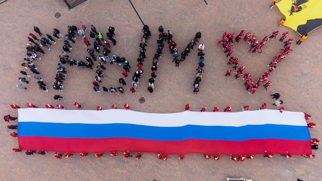 Участники акции, посвященной Дню воссоединения Крыма с Россией