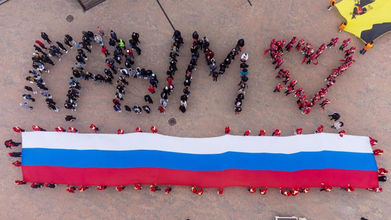 Участники акции, посвященной Дню воссоединения Крыма с Россией, на площади у Собора Андрея Первозданного в Геленджике Участники акции, посвященной Дню воссоединения Крыма с Россией, на площади у Собора Андрея Первозданного в Геленджике